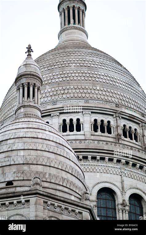 Exploring the Montmartre Neighborhood in Paris [Guide]